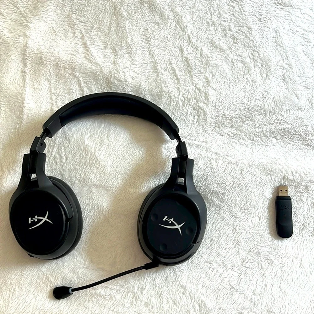hyper x mic. wireless, usb charger. great condition.